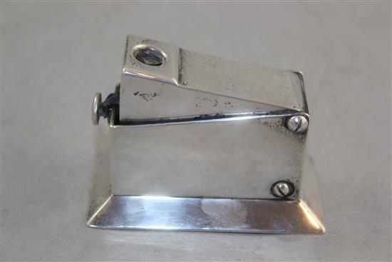 A late Victorian silver table cigar cutter, 3in.